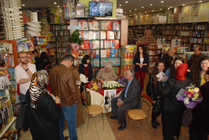 Yazar Işık imza gününde okuyucuları ile buluştu