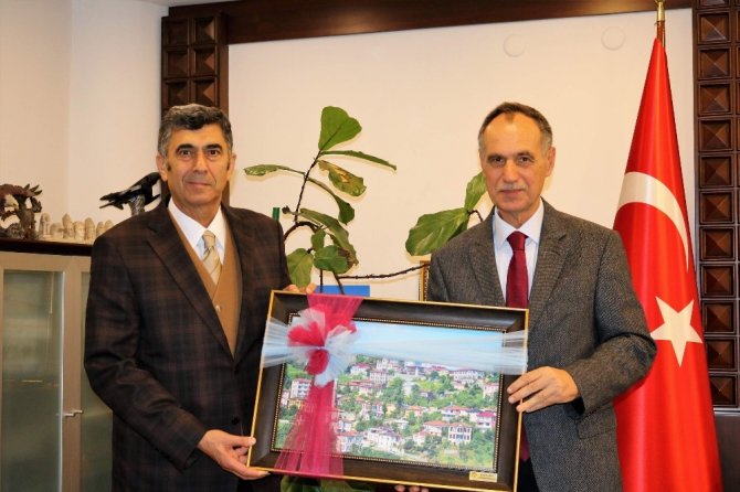 Kara Kuvvetleri eski Komutanı Çolak memleketi Trabzon’da ziyaretlerde bulunuyor