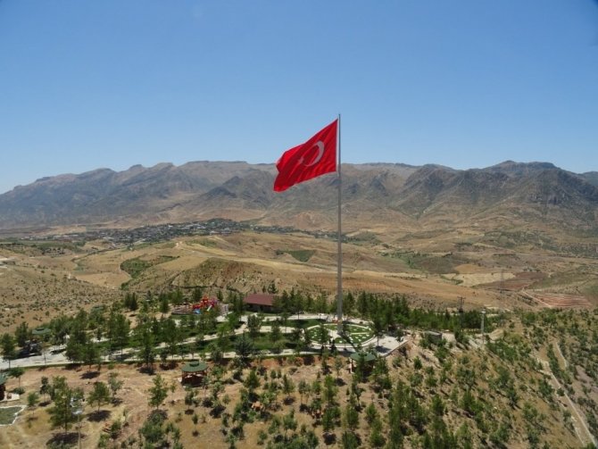 Yıldırım’dan Eruh’a dev Türk bayrağı