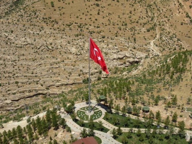 Yıldırım’dan Eruh’a dev Türk bayrağı