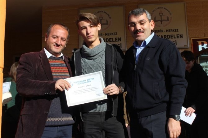 Kardelen Koleji’nde dereceye giren öğrenciler ödüllendirildi