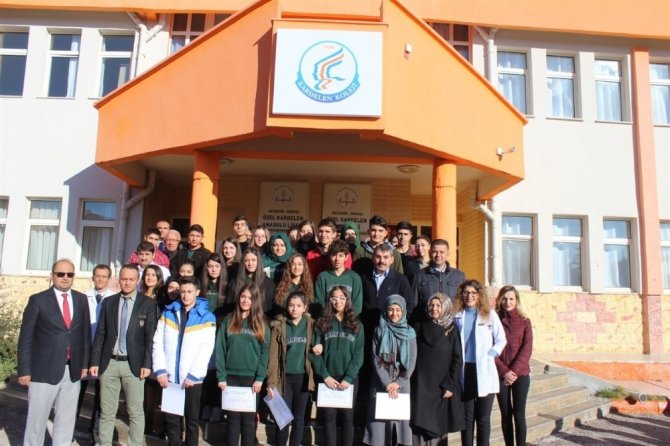 Kardelen Koleji’nde dereceye giren öğrenciler ödüllendirildi
