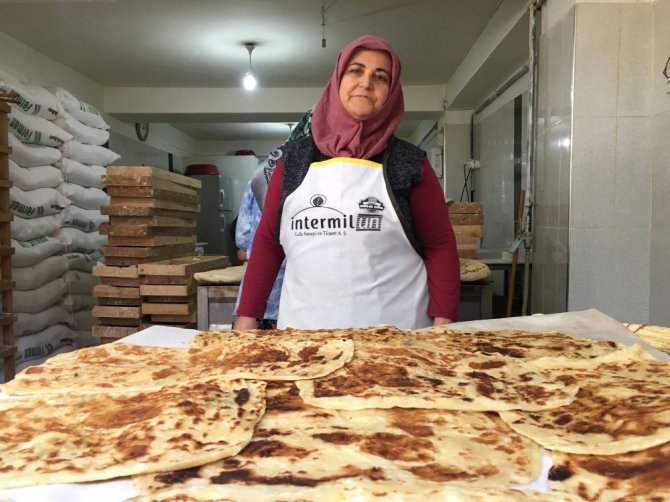 Türk ekmeği bazlamanın inceliklerini emektarı Kezban ana anlattı