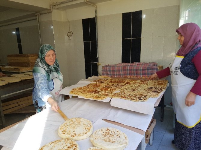 Türk ekmeği bazlamanın inceliklerini emektarı Kezban ana anlattı