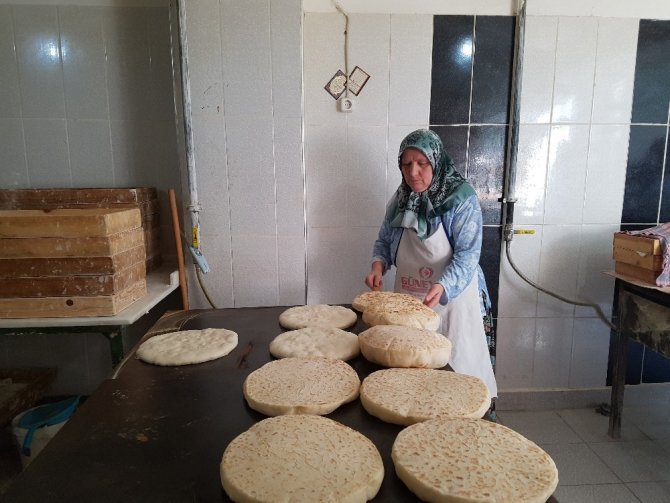 Türk ekmeği bazlamanın inceliklerini emektarı Kezban ana anlattı