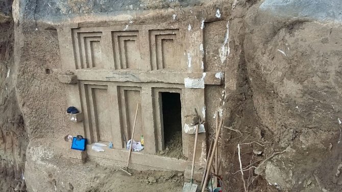 Tapulu arazide kazı yapılırken 2 bin 400 yıllık mezar bulundu