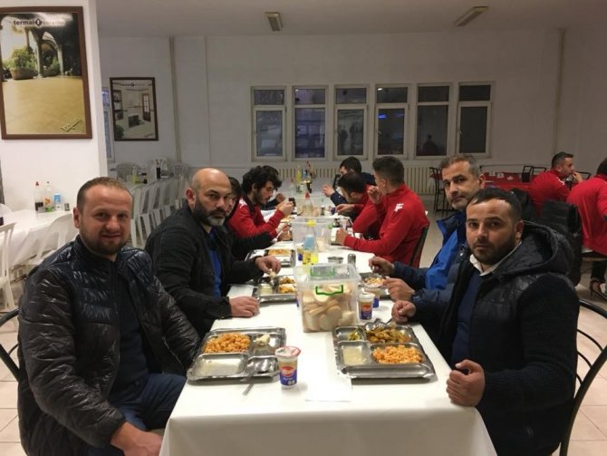 Bilecikspor ve Söğütsporlu oyuncular dostluk yemeğinde buluştu