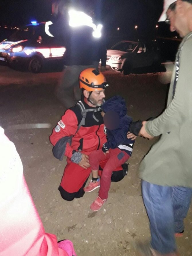 İzmir’de dağda kaybolarak uçurumda mahsur kalan aile kurtarıldı