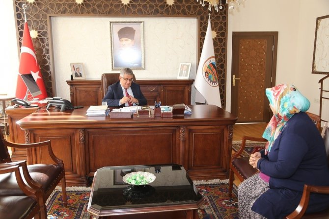 Vali Pekmez halk günü toplantısında vatandaşların sorunlarını dinliyor