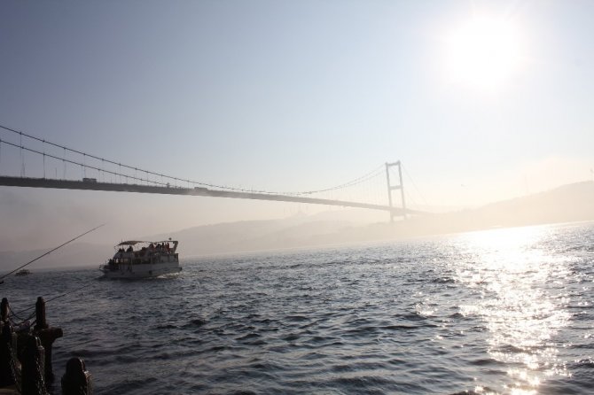 İstanbul Boğazı’nda sis kartpostallık manzara oluşturdu