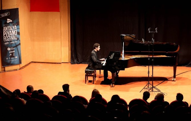 Genç piyanist Cem Esen Piyano Festivali’nde sahne aldı