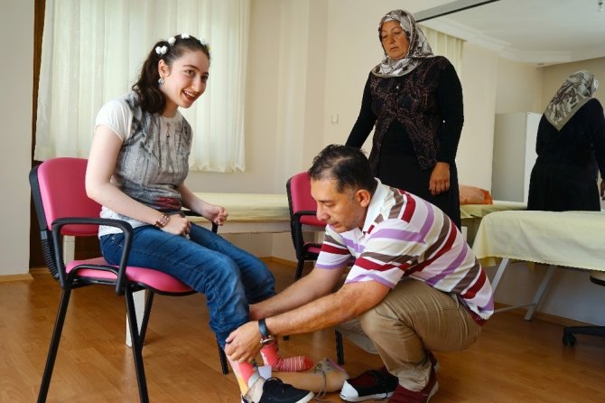 Yürüyemez denilen Özge, 22 yaşında yürümeye öğrendi