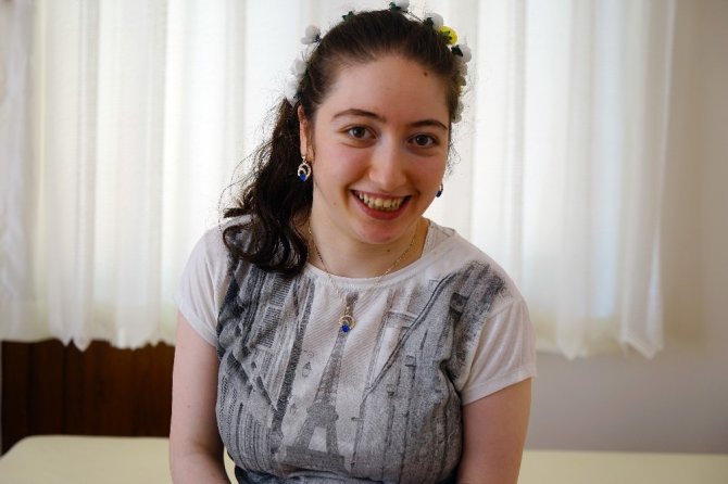 Yürüyemez denilen Özge, 22 yaşında yürümeye öğrendi