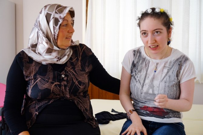 Yürüyemez denilen Özge, 22 yaşında yürümeye öğrendi