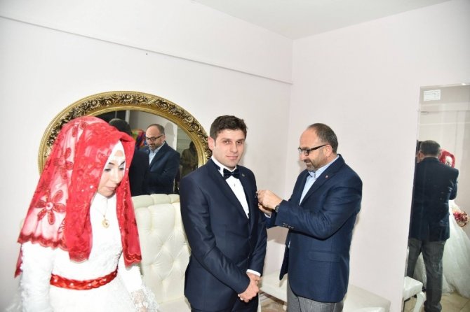 Başkan Üzülmez mutluluklara ortak oluyor