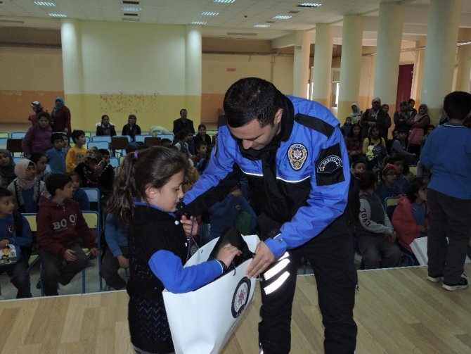 Aksaray polisinden öğrencilere kışlık mont yardımı
