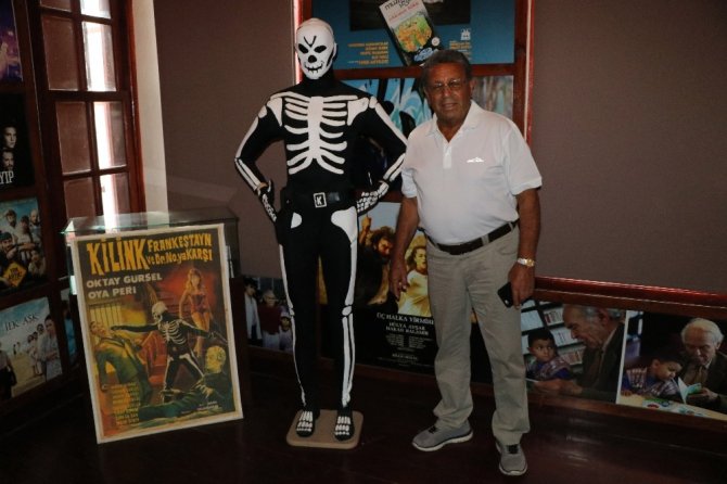 Oktay Gürsel, ‘Kilink’ kıyafetini Adana Sinema Müzesine bağışladı