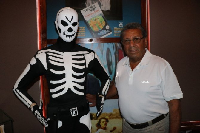 Oktay Gürsel, ‘Kilink’ kıyafetini Adana Sinema Müzesine bağışladı