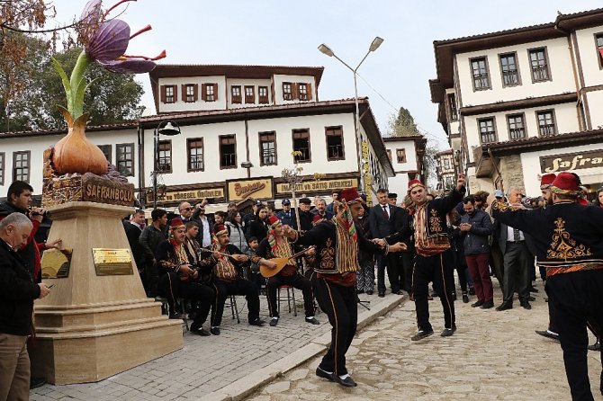 Safranbolu’da safran bitkisi heykeli açıldı