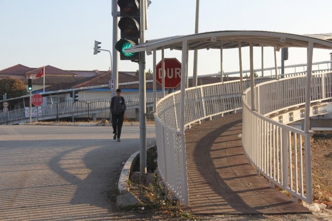 Şarkışlalılar 200 metre uzunluğundaki yaya üst geçidi yerine alt geçit yapılmasını istiyor