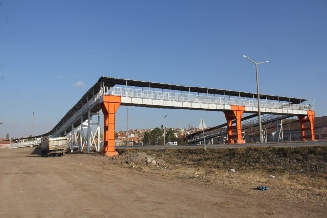 Şarkışlalılar 200 metre uzunluğundaki yaya üst geçidi yerine alt geçit yapılmasını istiyor