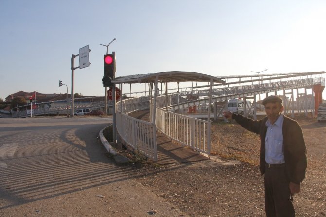 Şarkışlalılar 200 metre uzunluğundaki yaya üst geçidi yerine alt geçit yapılmasını istiyor