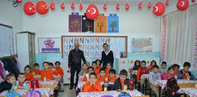 Altınova Belediye Başkanı Oral, minik öğrencilerin dersine girdi