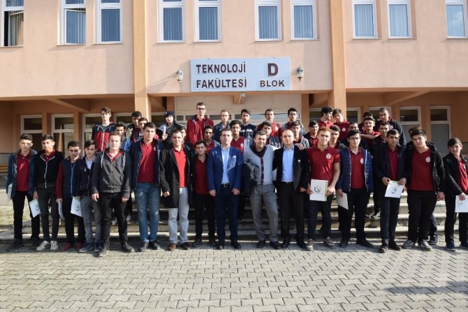 Liseli gençler Düzce Üniversitesi’ni ziyaret etti