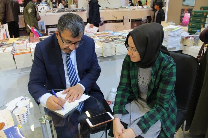 Ünlü Edebiyatçı Hayati İnanç okurlarıyla buluştu