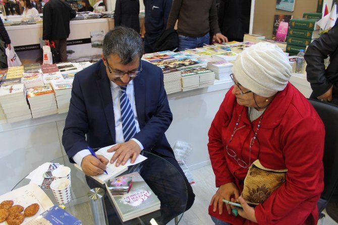 Ünlü Edebiyatçı Hayati İnanç okurlarıyla buluştu