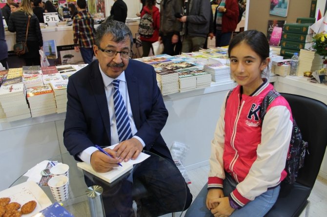 Ünlü Edebiyatçı Hayati İnanç okurlarıyla buluştu