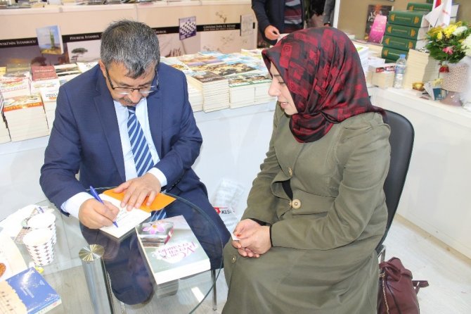 Ünlü Edebiyatçı Hayati İnanç okurlarıyla buluştu