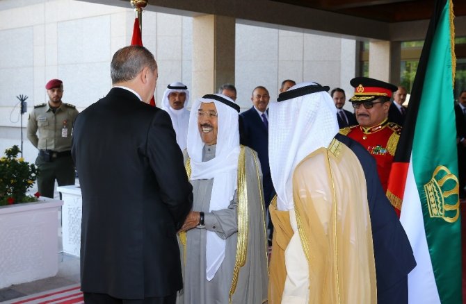 Cumhurbaşkanı Erdoğan, Kuveyt’te resmi törenle karşılandı