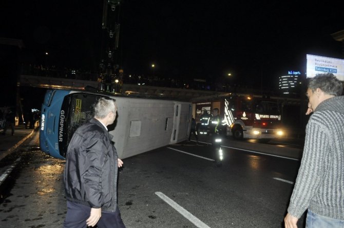 Haramidere kavşağında halk otobüsü devrildi: 6 yaralı