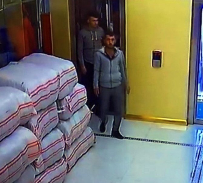 İş hanında herkesin gözü önünde çuval dolusu tişörtü çaldılar