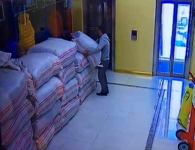 İş hanında herkesin gözü önünde çuval dolusu tişörtü çaldılar