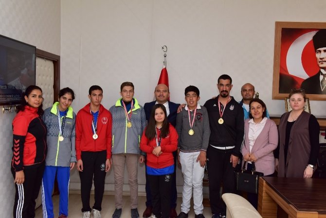 Osmaniyeli özel sporcular madalya sevinçlerini Demir’le paylaştı