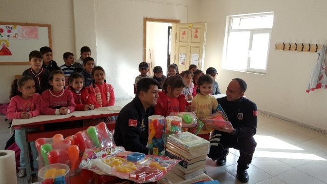 Jandarma, Vanlı çocukları Van Gölü ile buluşturdu