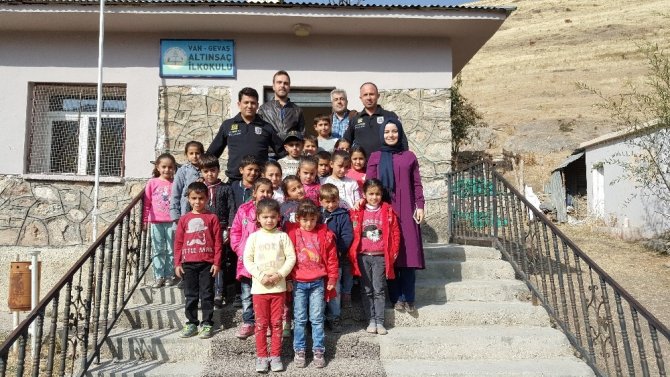 Jandarma, Vanlı çocukları Van Gölü ile buluşturdu