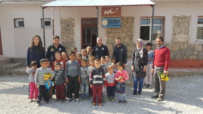 Jandarma, Vanlı çocukları Van Gölü ile buluşturdu