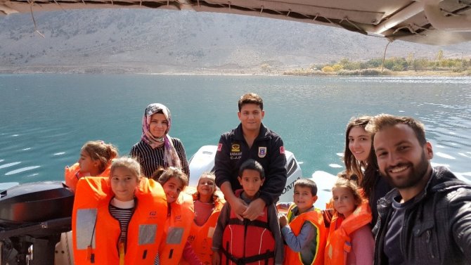Jandarma, Vanlı çocukları Van Gölü ile buluşturdu