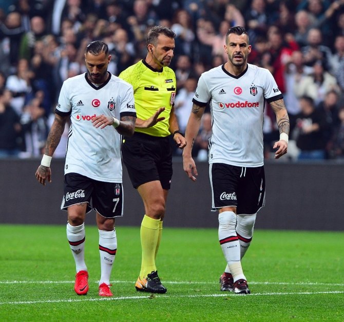 Süper Lig: Beşiktaş: 0 - Teleset Mobilya Akhisarspor: 0 (İlk yarı)