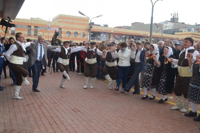 Türk ve Bulgarlar birlikte halay çekip, festival açtılar
