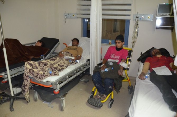 Iğdır’da kaçak göçmenleri taşıyan minibüs devrildi: 26 yaralı