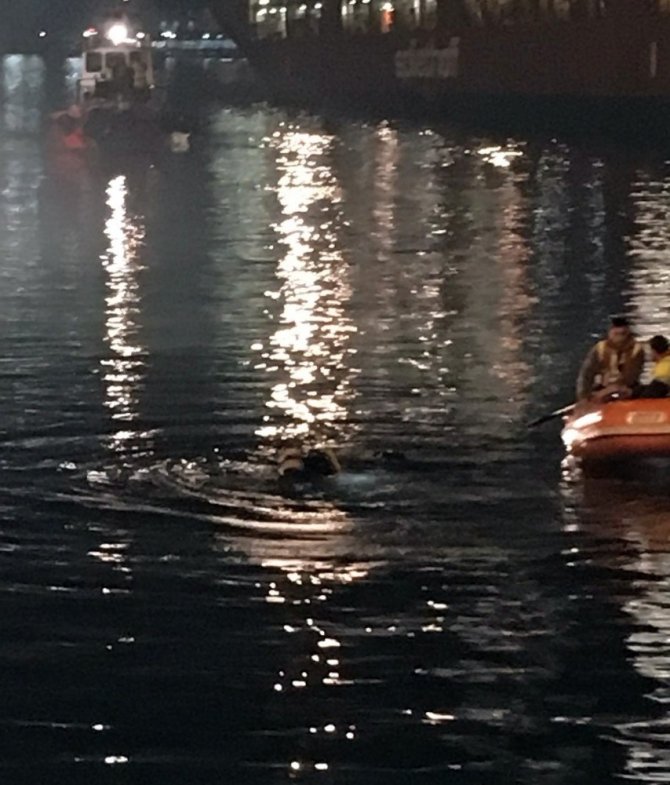 Bandırma Limanı’nda denize düşen araç