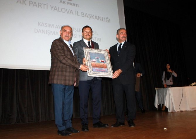Başbakan Yardımcısı Hakan Çavuşoğlu muhalefeti topa tuttu