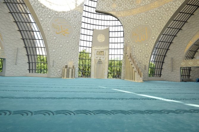 Görme engelliler için özel tasarlanan cami halısı Manisa’da dokundu