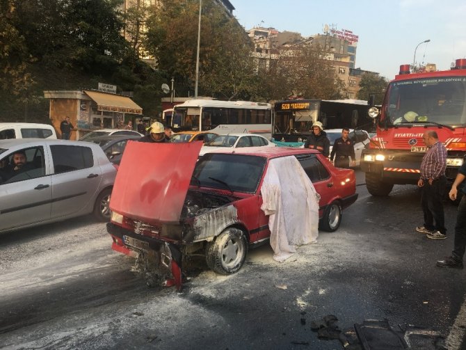 İstanbul’da E-5 karayolunda otomobil yangını