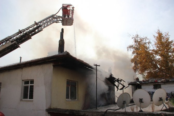 Karaman’da ev yangınında 2 yaşındaki çocuk hayatını kaybetti