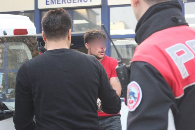 Alkollü ve ehliyetsiz yakalanınca polis arabasının camını kırdı
